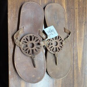 American Eagle Outfitters Brown Leather Cutout Thong Sandals